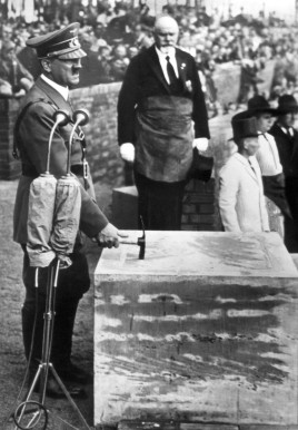 Hitler-bei-Grundsteinlegung-des-VW-Werkes-Wolfsburg-2-
