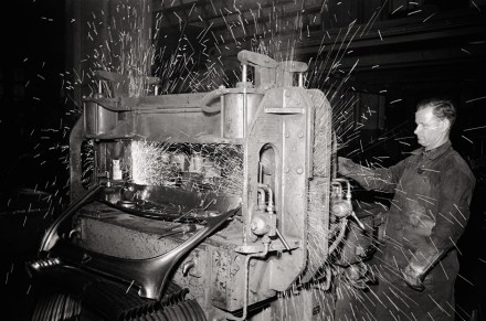 Der Rahmen einer Windschutzscheibe wird mit der Armaturentafel verschweißt. | © Bildarchiv Schroedter/Delius Klasing Verlag