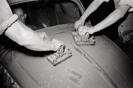 Die grundierte Karosserie wird poliert, um Unebenheiten zu beseitigen, die sich später im Lack abzeichnen würden. | © Bildarchiv Schroedter/Delius Klasing Verlag