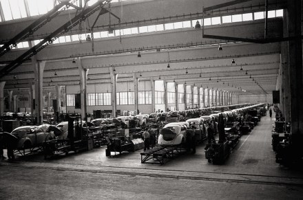 Die Endmontage der Karosserien, bevor sie mit dem Fahrgestell zusammengeführt werden | © Bildarchiv Schroedter/Delius Klasing Verlag