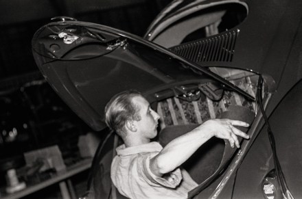 Ein Arbeiter befestigt das Dämmschutzvlies an der Wand zwischen Motor- und Passagierraum. | © Bildarchiv Schroedter/Delius Klasing Verlag 