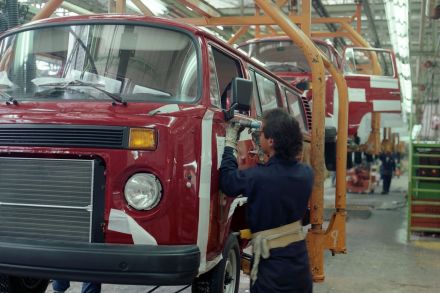 Zum schwarzen Frontkühler passen ohnehin die schwarzen Kunststoffstoßstangen des mexikanischen T2. 