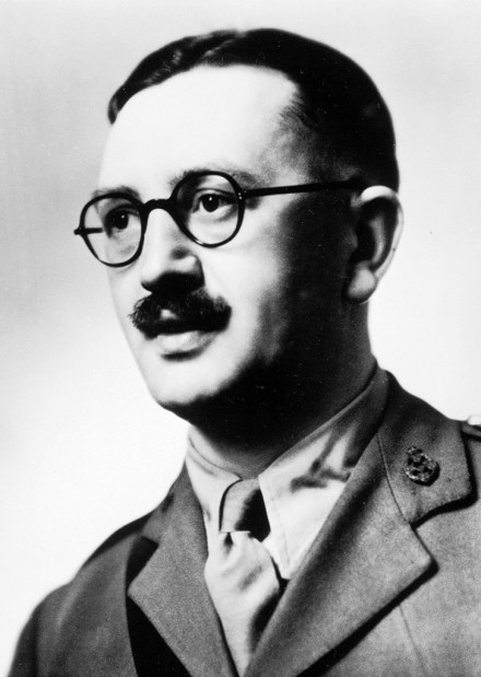 Portrait vom Britischen Senior Resident Officer Major Ivan Hirst.